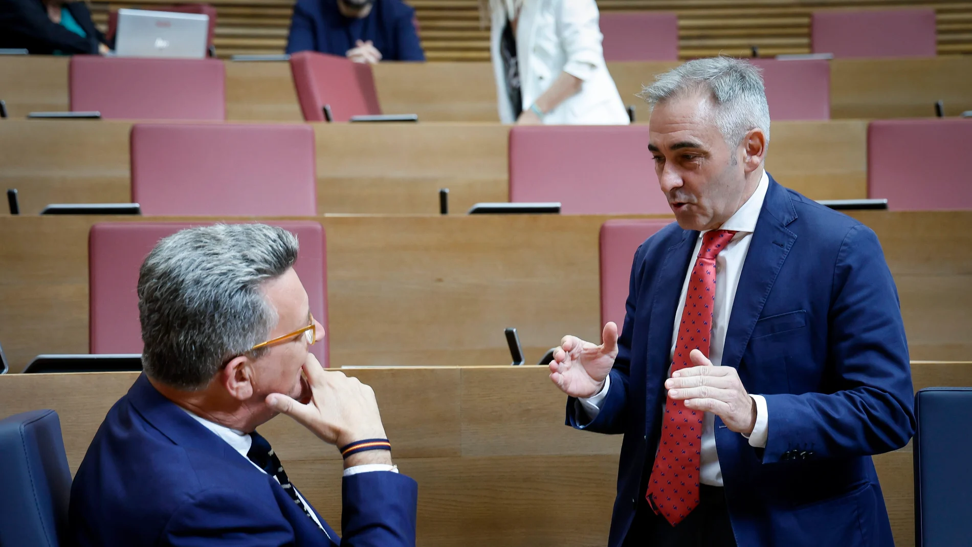 El conseller de Agricultura, Miguel Barrachina (dcha), dialoga con el de Medio Ambiente, Vicente Martínez Mus