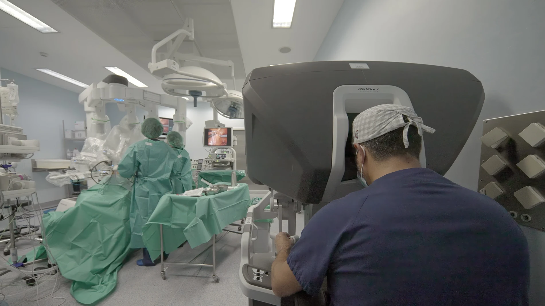 Un equipo de cirujanos durante una intervención de un paciente con cáncer de próstata