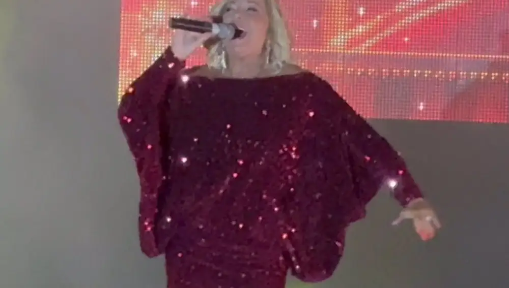 Bárbara Rey, cual Ave Fénix, se sube al escenario haciendo oídos sordos a la polémica