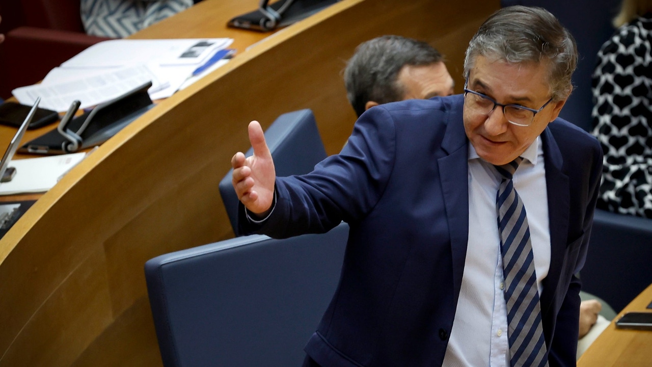 La Conselleria Educación revisa los currículos para que el próximo curso no haya "carga ideológica"