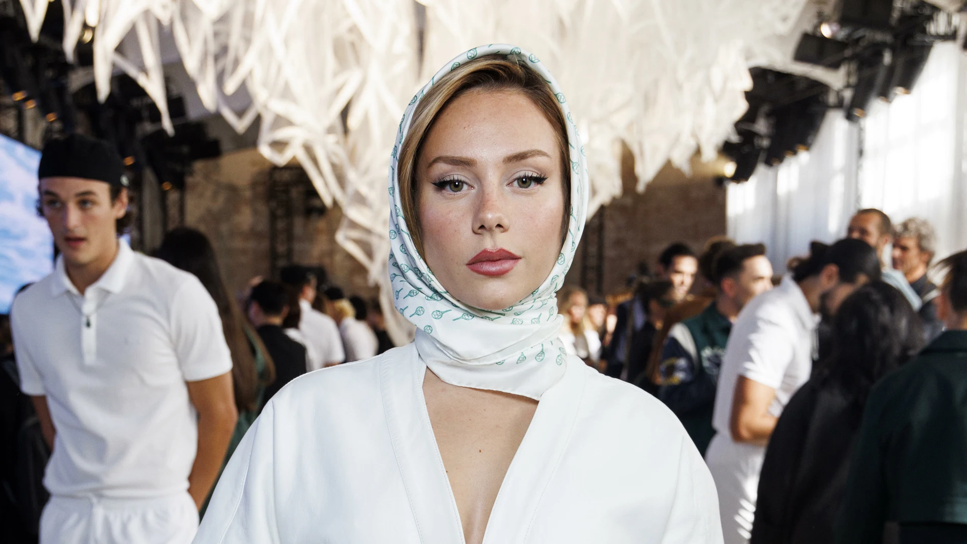 Ester Exposito en el desfile de Lacoste en París.