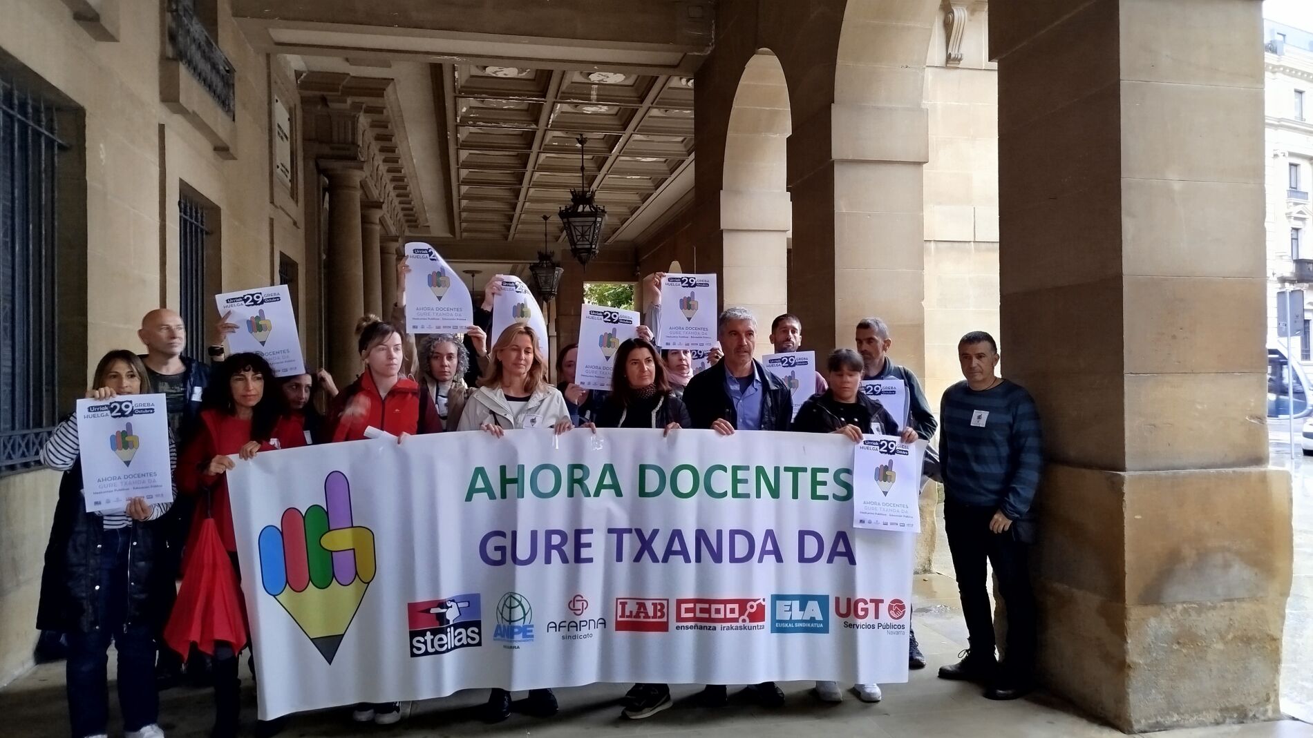 Concentraciones de familias en centros escolares navarros por la ...