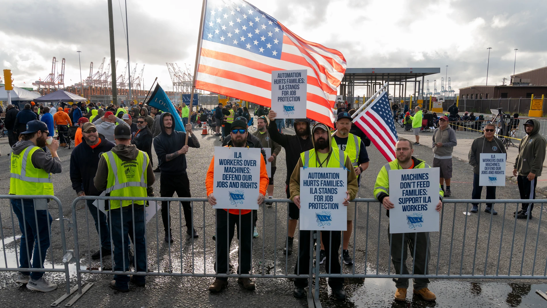 USA7432. NUEVA YORK (NY, EEUU), 02/10/2024.- Trabajadores del puerto marítimo de Nueva Jersey, miembros del sindicato International Longshoremen’s Association (ILA), mantienen este miércoles su huelga en el puerto de Nueva York y Nueva Jersey (EE.UU.). Miles de estibadores se concentraron este miércoles, por segundo día consecutivo, en la entrada de puertos de toda la costa este y el golfo de México para continuar con una huelga general que comienza a afianzarse y que el presidente estadounid...
