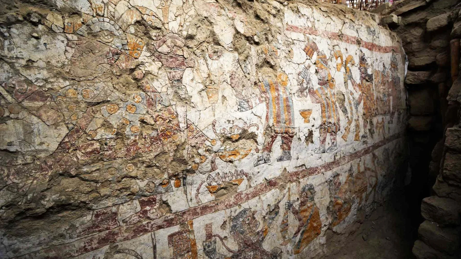 AME4155. PAÑAMARCA (PERÚ), 01/10/2024.- Fotografía cedida por la Agencia Andina de figuras moche pintadas sobre un pilar dentro de la Sala del Imaginario Moche este martes, en Pañamarca (Perú). Un grupo de arqueólogos peruanos descubrió un mural en un antiguo centro ceremonial de la cultura moche, desarrollada entre el siglo II y el VII en los valles costeros del norte del país, que muestra a una mujer poderosa, cuyo rol todavía se desconoce, y que desvela el poder femenino en esa civilizació...