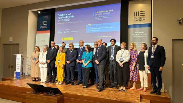 Foto de familia de organizadores y ponentes de la jornada junto a las autoridades