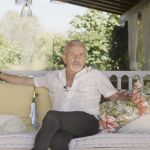 El bailarín Víctor Ullate sentado en un banco de la terraza de su casa