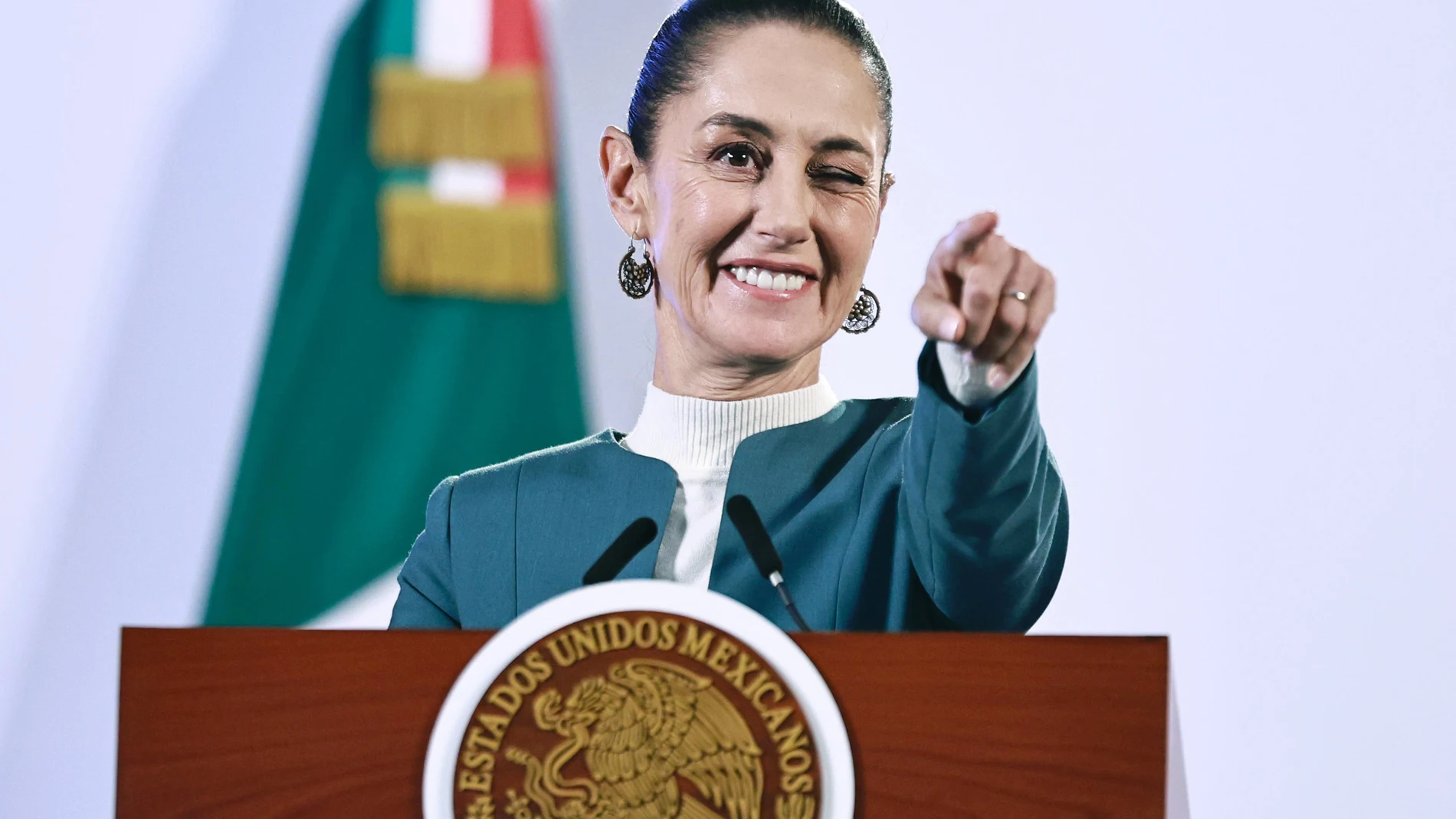 MEX932. CIUDAD DE MÉXICO (MÉXICO), 03/10/2024.- La presidenta de México Claudia Sheinbaum, habla este jueves, durante una conferencia de prensa en Palacio Nacional de la Ciudad de México (México). Sheinbaum criticó a quienes le piden distanciarse y "pintar su raya" con su antecesor, Andrés Manuel López Obrador, por lo que avisó que seguirá con las políticas del exmandatario. EFE/ Sáshenka Gutiérrez