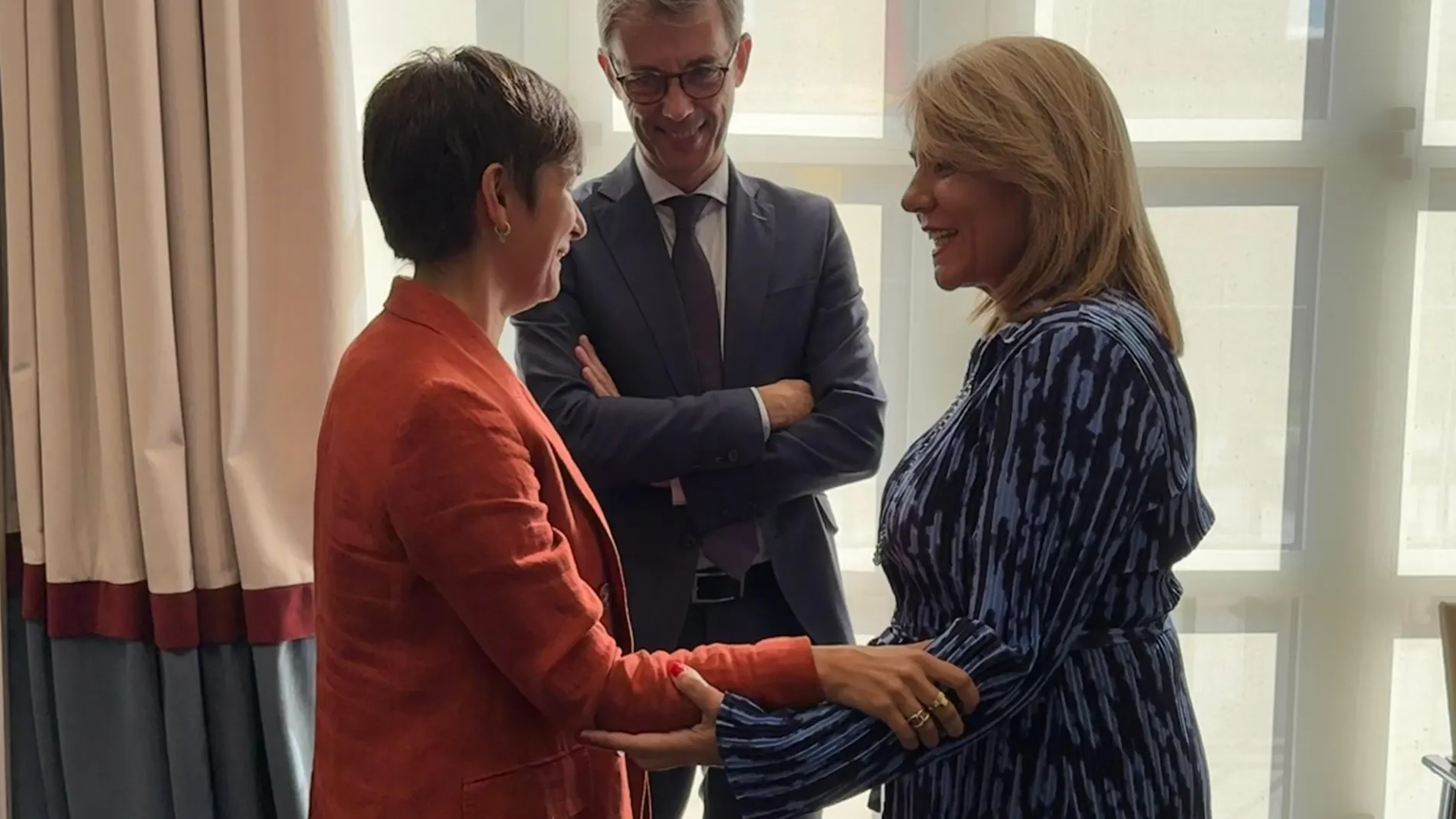 La ministra de Vivienda, Isabel Rodríguez, saluda a la vicepresidenta Susana Camarero