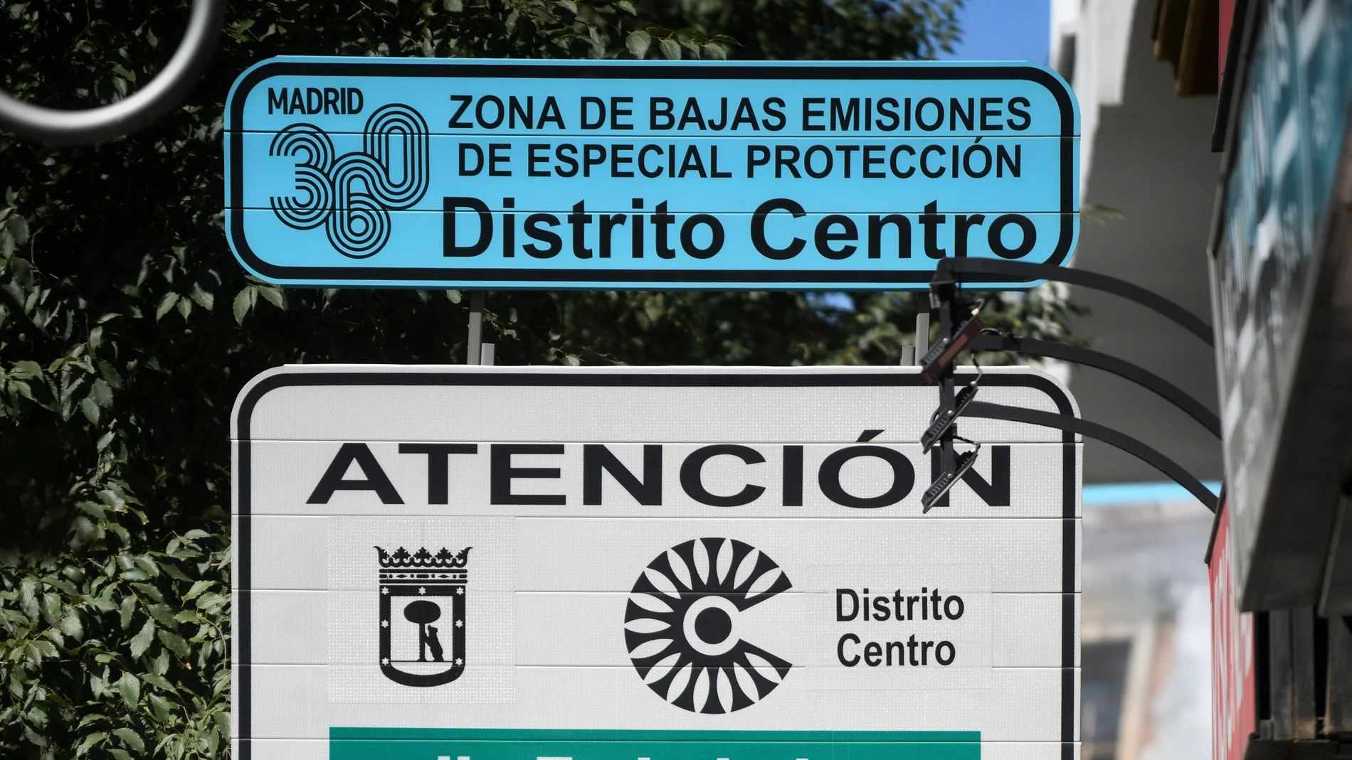 Un cartel indica la zona de bajas emisiones 360 del Distrito Centro, a 17 de septiembre de 2024, en Madrid (España). El Tribunal Superior de Justicia de Madrid (TSJM) ha anulado las Zonas de Bajas Emisiones de la capital al considerar, entre otras cuestiones, que se da una "patente insuficiencia del informe de impacto económico" de las medidas adoptadas en la Ordenanza municipal. La sentencia anula concretamente aquellas partes de la Ordenanza por las que se definen el ámbito de la Zona de Bajas Emisiones (ZBE) en todo el municipio de Madrid; y las que establecen las dos Zonas de Bajas Emisiones de Especial Protección (ZBEDPE) de "Distrito Centro" y "Plaza Elíptica". 17 SEPTIEMBRE 2024;CERO EMISIONES;TJM TRIBUNAL;JUSTICIA Fernando Sánchez / Europa Press 17/09/2024