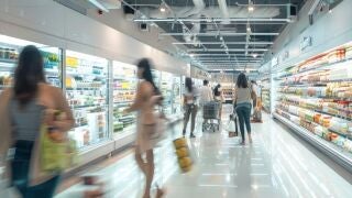 Diversos clientes hacen su compra en un supermercado.REMITIDA / HANDOUT por Junta de Andaluc&iacute;aFotograf&iacute;a remitida a medios de comunicaci&oacute;n exclusivamente para ilustrar la noticia a la que hace referencia la imagen, y citando la procedencia de la imagen en la firma03/10/2024