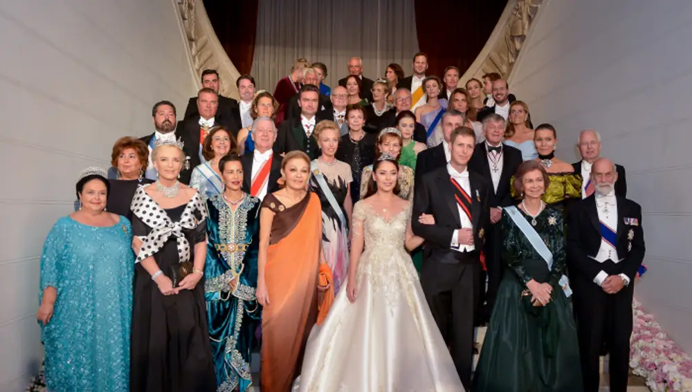 La Reina Sofía y Farah Diba junto a otros invitados en la boda del príncipe Leka Zogu II de Albania en 2016