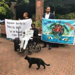 Manifestantes protestan a favor de la soberanía de las islas Chagos frente a la Corte Internacional de La Haya en 2018