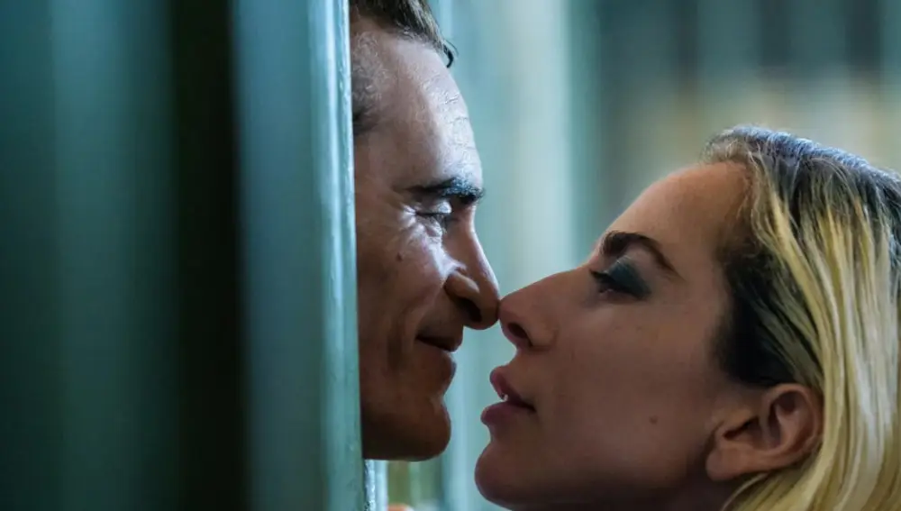 Otro fotograma de la película con Phoenix y Gaga como protagonistas