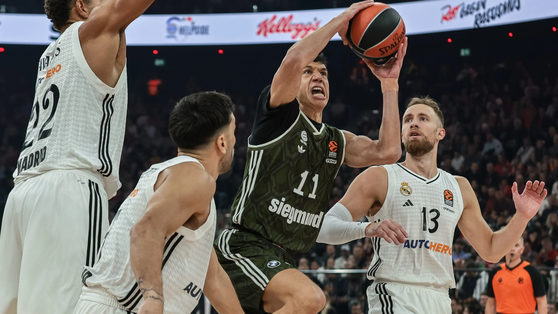 Tavares, Campazzo y Musa tratan de detener a Lucic