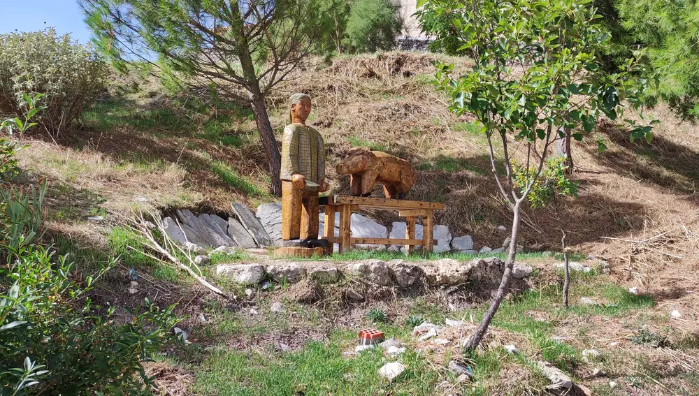 Escultura de madera que representa al último matarife de Piñel de Abajo