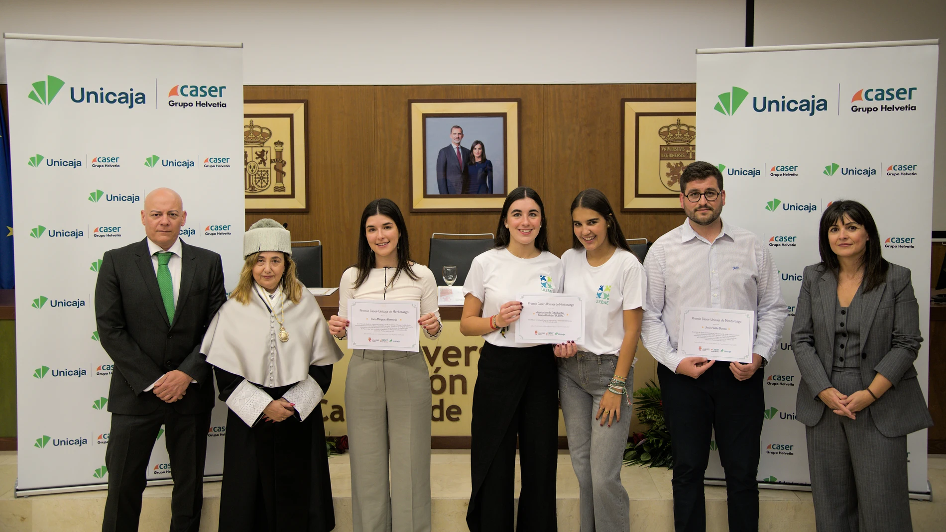 La rectora de la Universidad de León, Nuria González Álvarez; la secretaria general, María Pilar Gutiérrez Santiago; en representación de Caser, Federico Marqués Sánchez, director ejecutivo de la cuenta de Unicaja en la aseguradora