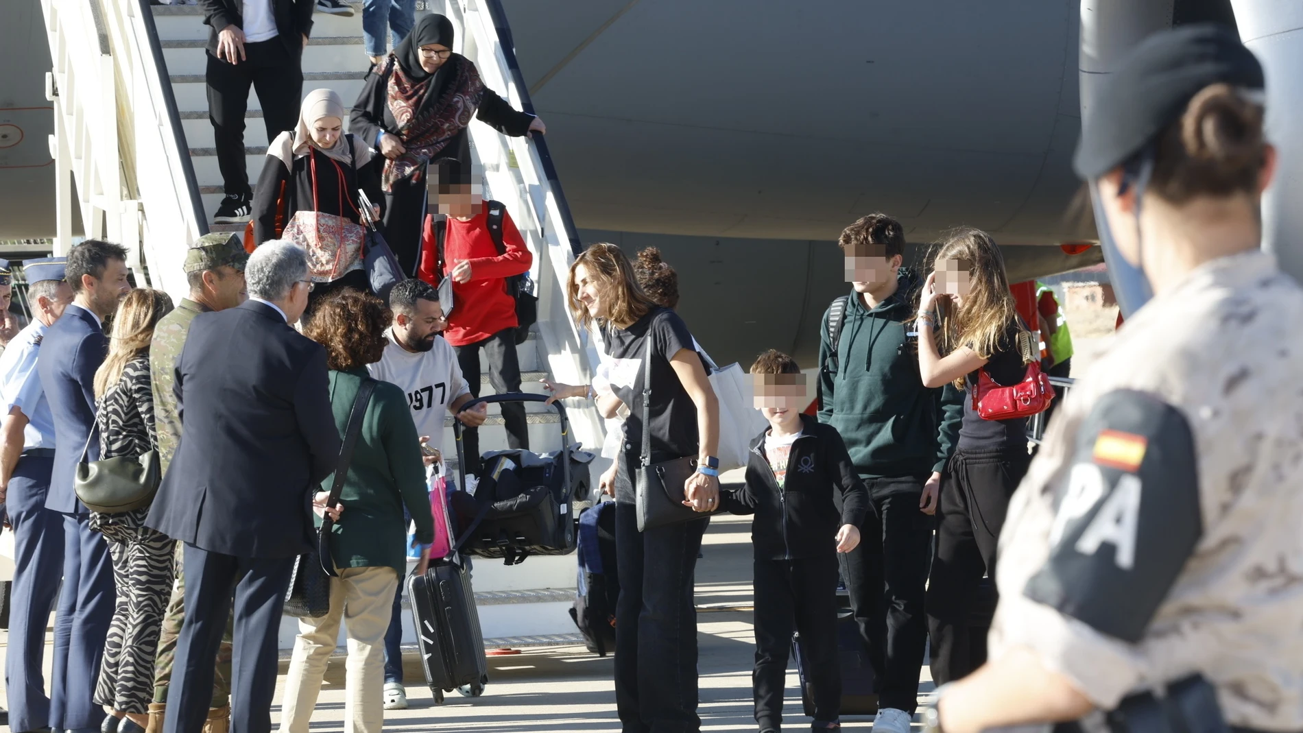 Ciudadanos evacuados de Líbano por el Gobierno. REMITIDA / HANDOUT por TWITTER @DEFENSAGOB Fotografía remitida a medios de comunicación exclusivamente para ilustrar la noticia a la que hace referencia la imagen, y citando la procedencia de la imagen en la firma 03/10/2024