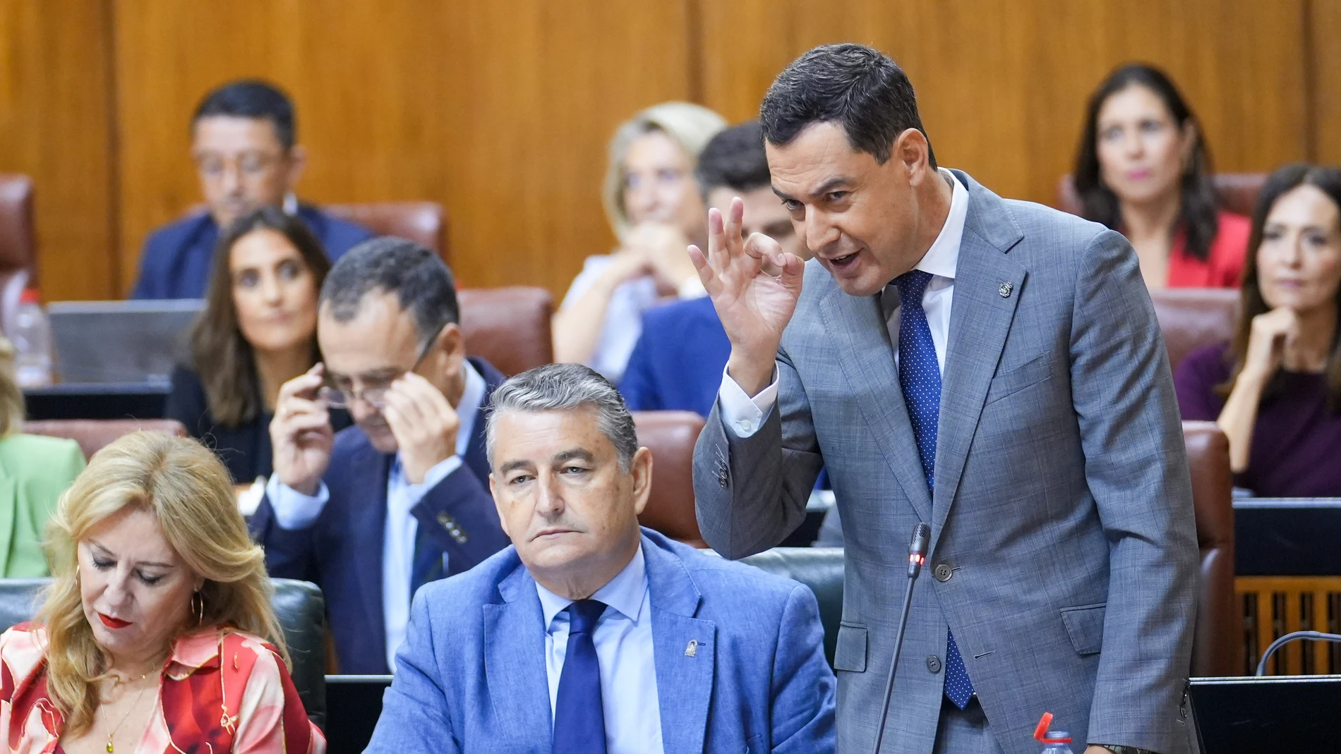 El presidente de la Junta de Andalucía, Juanma Moreno toma la palabra durante la segunda jornada del Pleno del Parlamento andaluz. A 3 de octubre de 2024, en Sevilla (Andalucía, España). En la sesión se realizó el control al Gobierno, con preguntas de los grupos parlamentarios al presidente de la Junta de Andalucía.03 OCTUBRE 2024Francisco J. Olmo / Europa Press03/10/2024