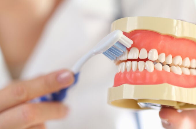 Dientes amarillos: causas reales y mitos que necesitas conocer