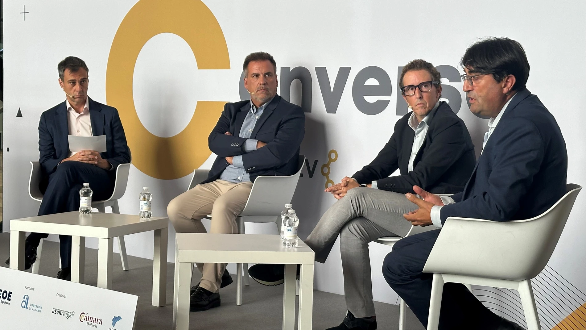 Una de las mesas redondas de los diálogos Conversa que han tenido lugar hoy en Orihuela, Alicante