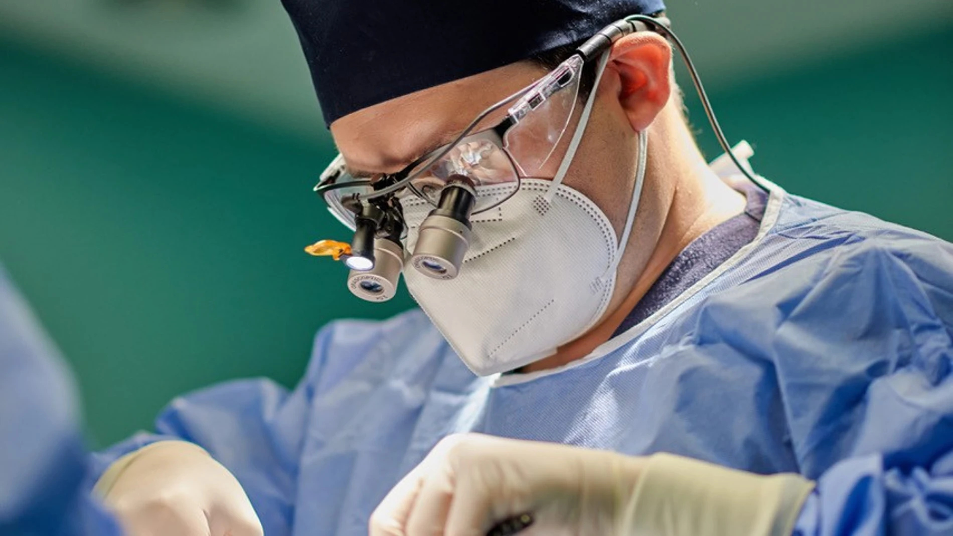 Ha sido reconocido como el Mejor Cirujano en Rinoplastia Ultrasónica 2023, una técnica de la que fue pionero y de la que es referente en nuestro país