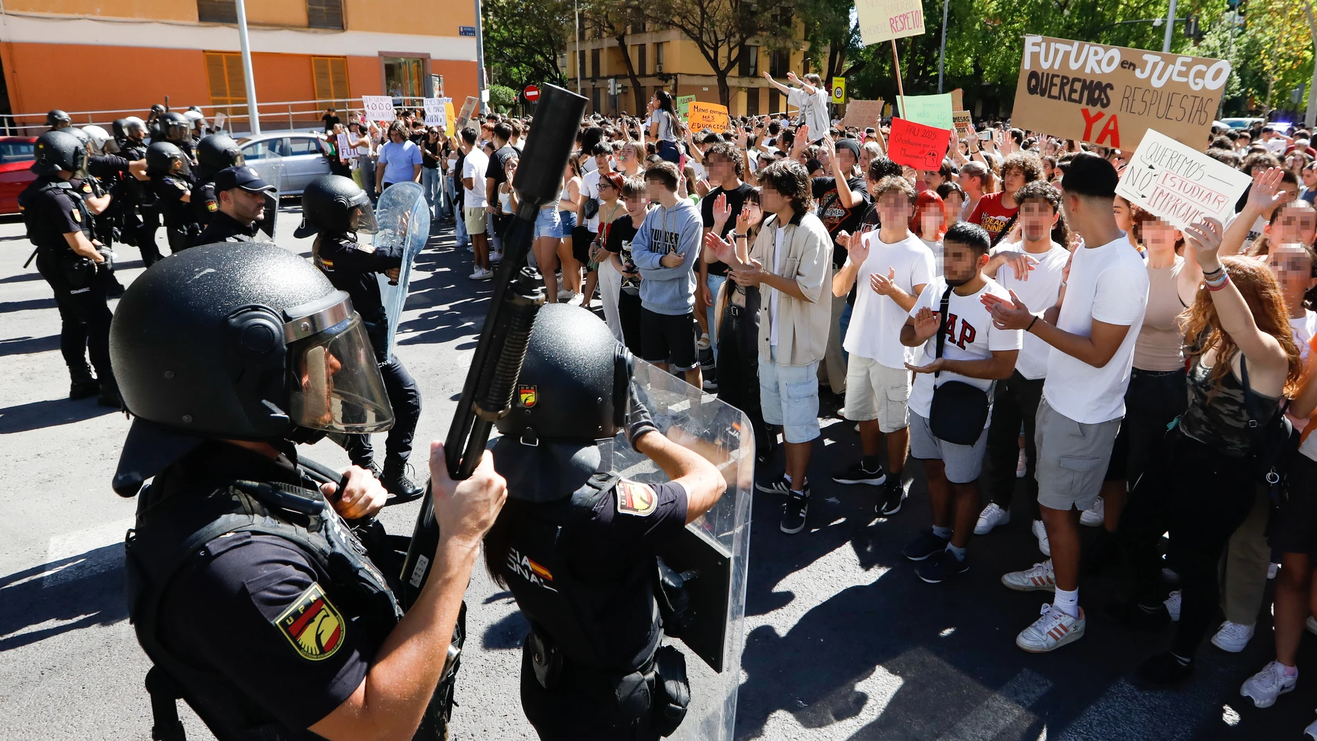 Agentes de Policía Nacional frente a los alumnos manifestantes durante una huelga estudiantil convocada por los alumnos de 2º de Bachillerato de la Región de Murcia, a 4 de octubre de 2024, en Murcia, Región de Murcia (España). Los estudiantes murcianos de 2º de Bachillerato, convocantes de la huelga, denuncian la incertidumbre y el desamparo al que se enfrentan en cuanto a las Pruebas de Acceso a la Universidad (PAU), que se celebrarán en junio de 2025. 04 OCTUBRE 2024;MURCIA;PAU;SELECTIVID...