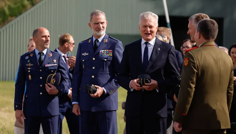 El teniente coronel Estrada (izquierda) con Felipe VI y el presidente de Lituania, Gitanas Nauseda, en junio