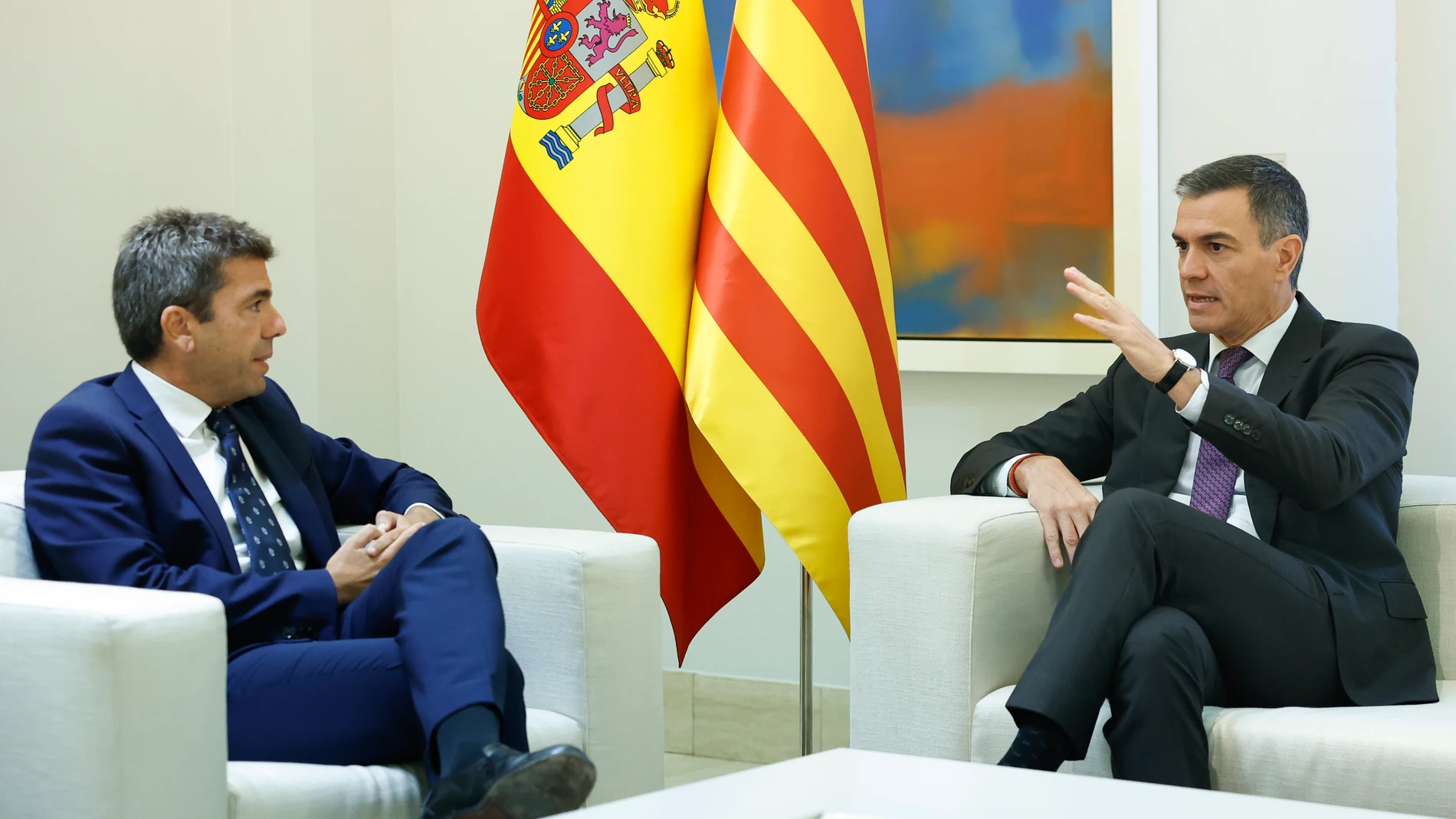 MADRID, 04/10/2024.- El presidente del Gobierno, Pedro Sánchez (d), durante la reunión mantenida este viernes en Moncloa con el president de la Generalitat, Carlos Mazón (i), en el marco de la ronda de encuentros con presidentes autonómicos llevada a cabo por el jefe del Ejecutivo. EFE/Chema Moya