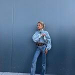 Así se lleva la tendencia doble denim este otoño a cualquier edad.