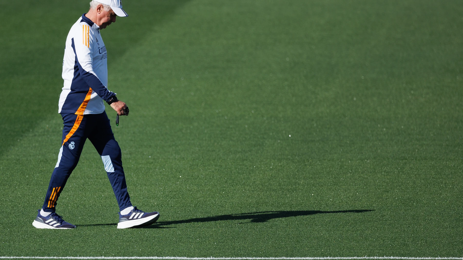 MADRID, 04/10/2024.- El entrenador del Real Madrid, Carlo Ancelotti durante el entrenamiento que el conjunto ha llevado a cabo este viernes en la Ciudad Deportiva de Valdebebas, previo al partido de La Liga que disputarán mañana, ante el Villarreal. EFE/Sergio Pérez