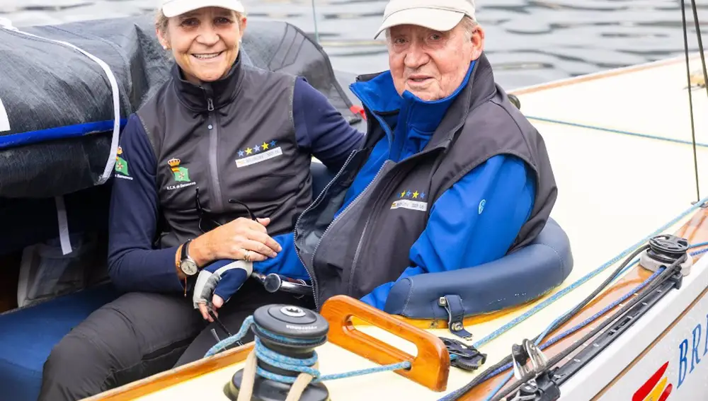 El Rey Juan Carlos, risas y complicidad con la infanta Elena en las regatas haciendo oídos sordos a la polémica