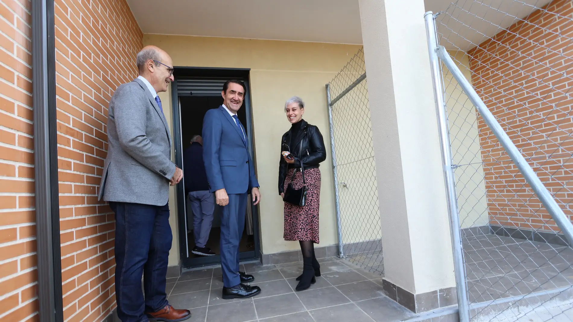 Suárez-Quiñones durante la entrega de viviendas en la localidad zamorana