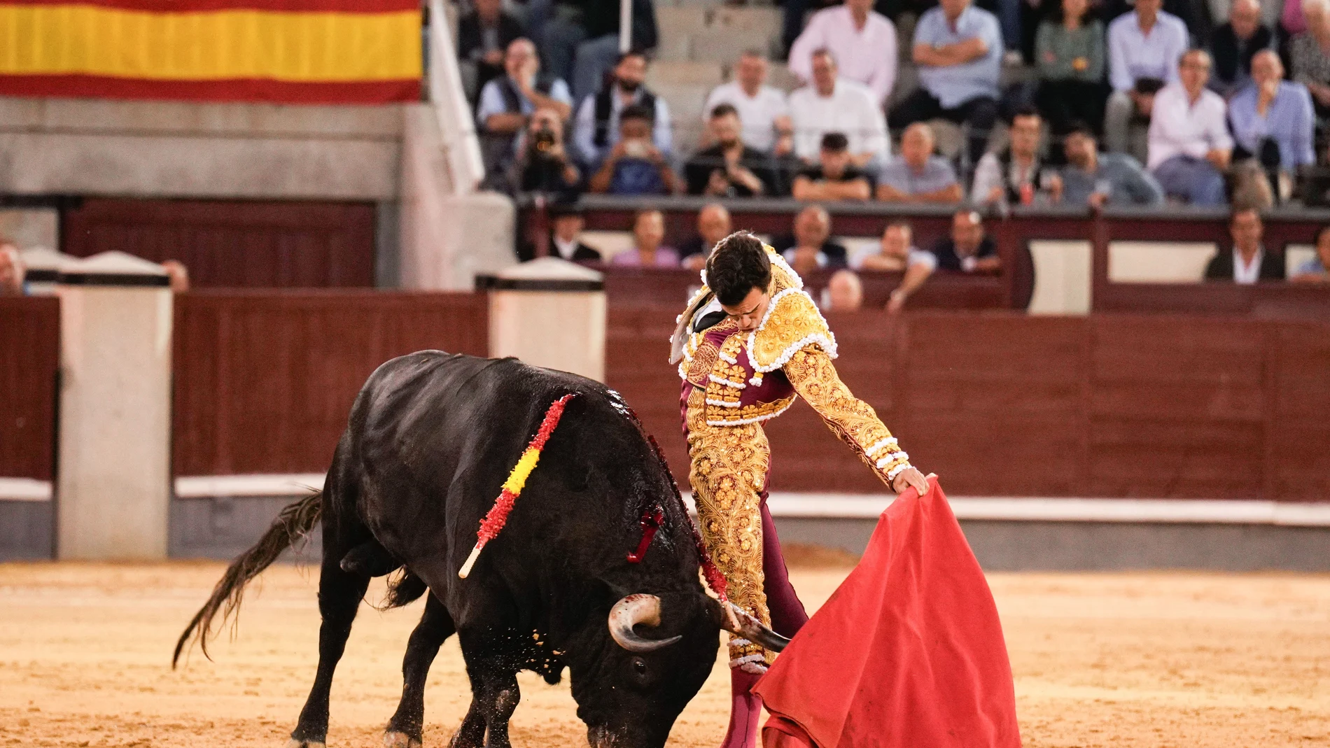El diestro Tomás Rufo con su segundo toro durante el festejo taurino de la Feria de Octubre que se celebra hoy viernes en la Monumental de Las Ventas, en Madrid.