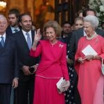 Alejandro de Serbia, la Reina Doña Sofía y la Princesa Benedicta de Dinamarca salen de la Catedral de la Anunciación de Santa María donde han asistido al enlace matrimonial entre Teodora de Grecia y Matthew Kumar, a 28 de septiembre de 2024, en Atenas (Grecia).
