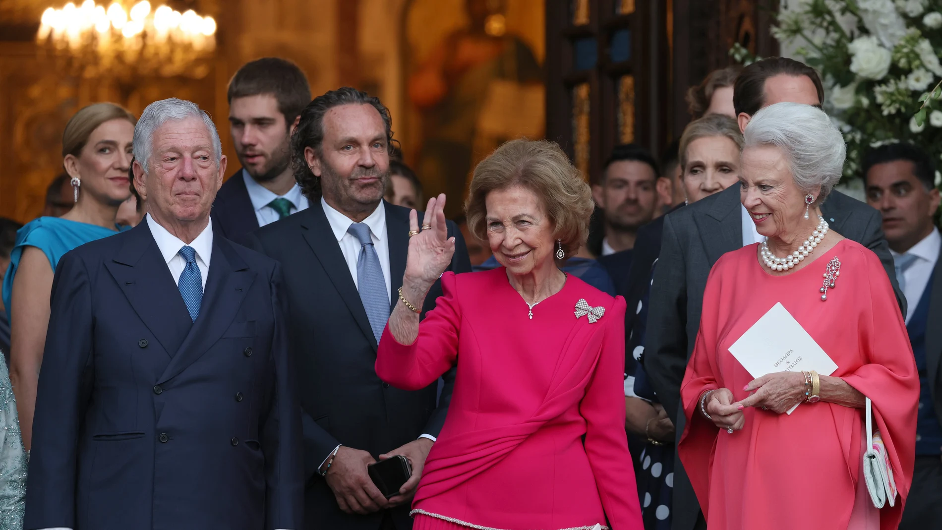 Alejandro de Serbia, la Reina Doña Sofía y la Princesa Benedicta de Dinamarca salen de la Catedral de la Anunciación de Santa María donde han asistido al enlace matrimonial entre Teodora de Grecia y Matthew Kumar, a 28 de septiembre de 2024, en Atenas (Grecia).