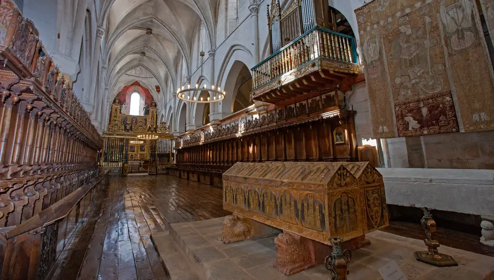 Interior de la iglesia con los sepulcros reales