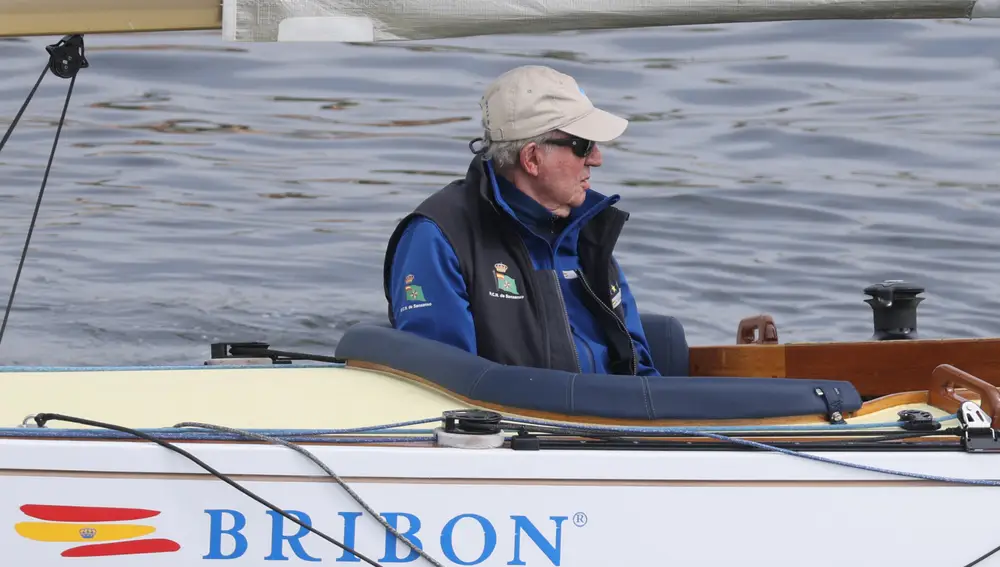 Don Juan Carlos I compitiendo en Sanxenxo a bordo del Bribón