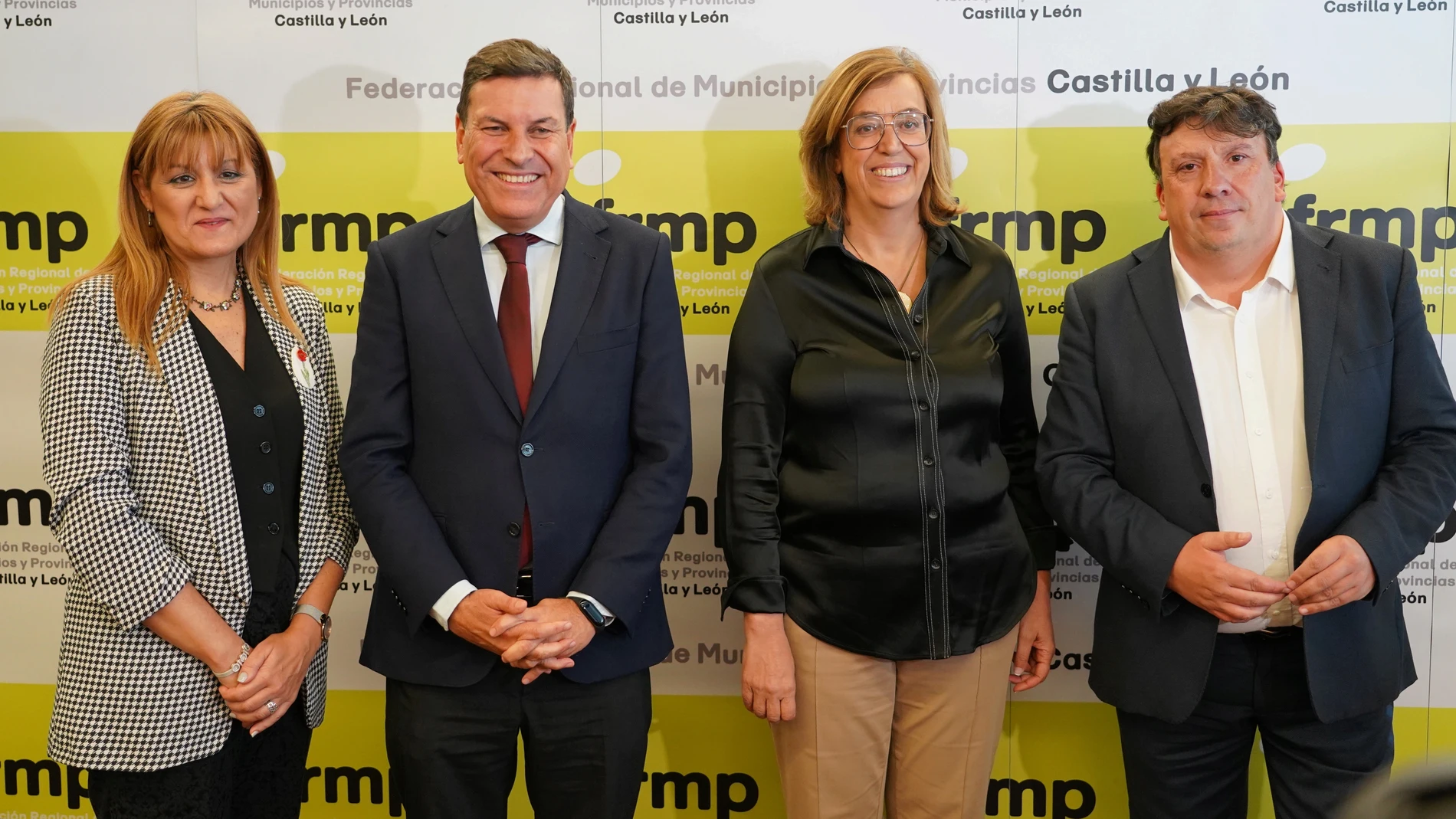 Carlos Fernández Carriedo junto a la presidenta de la FRMP, Ángeles Armisén, Maribel Campos y Jesús Sedazo