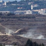 Soldados del ejército israelí se mueven en el sur del Líbano, vistos desde la Alta Galilea, al norte de Israel