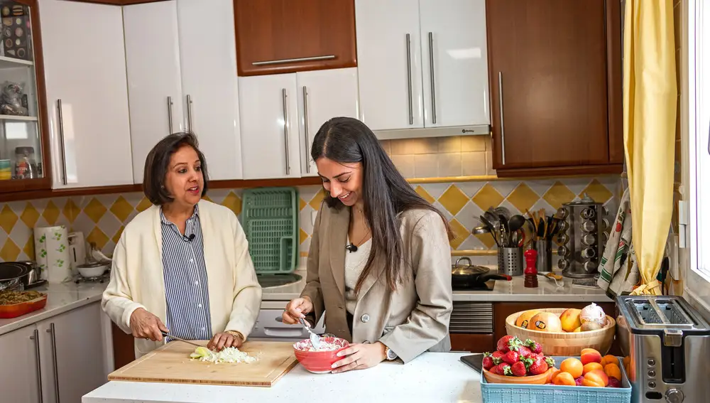 Simran y su madre, en la cocina
