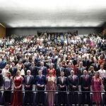 Foto de familia de Conrado Íscar y González Gago con los alcaldes y concejales de la provincia de Valladolid