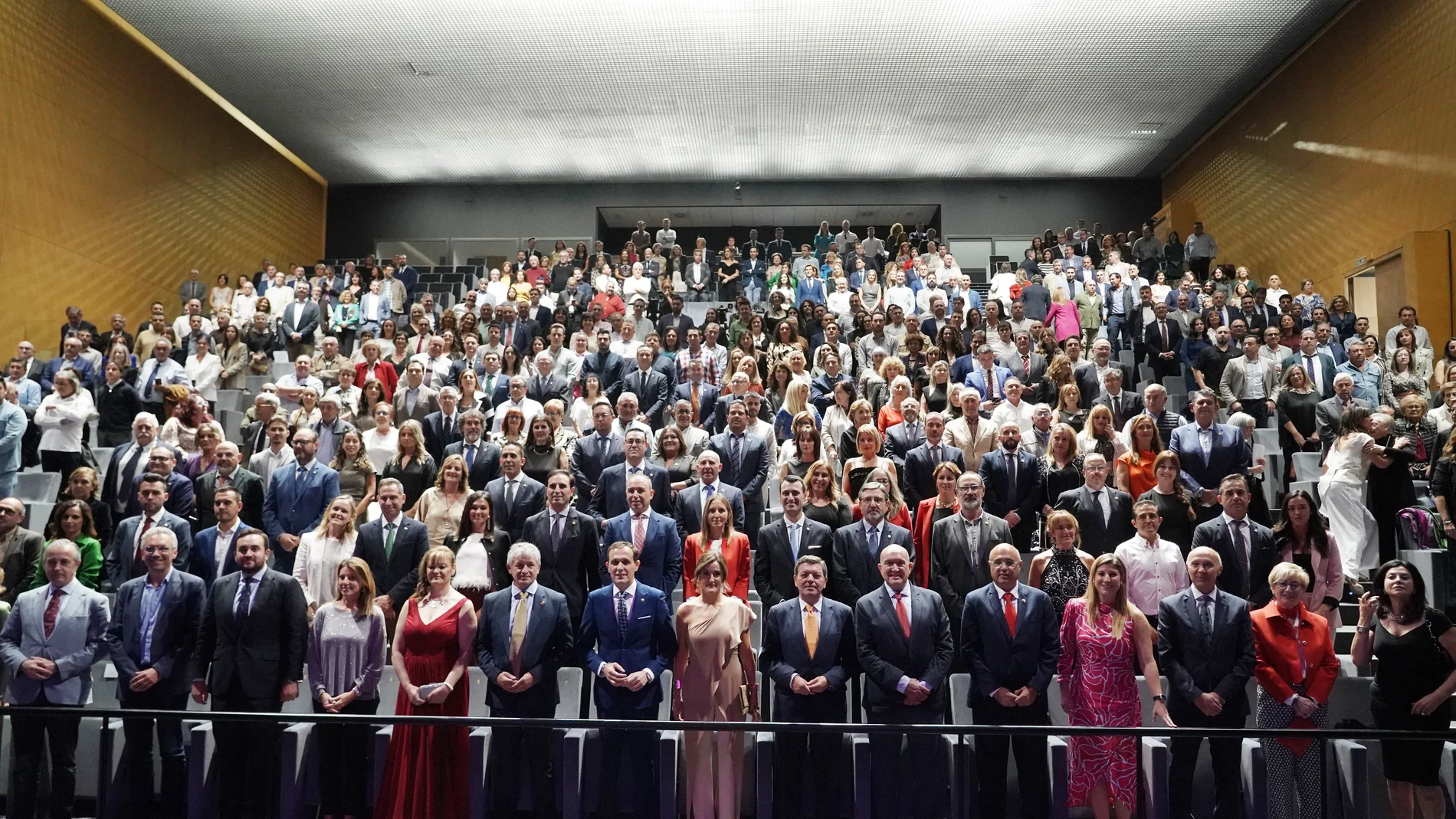 Foto de familia de Conrado Íscar y González Gago con los alcaldes y concejales de la provincia de Valladolid