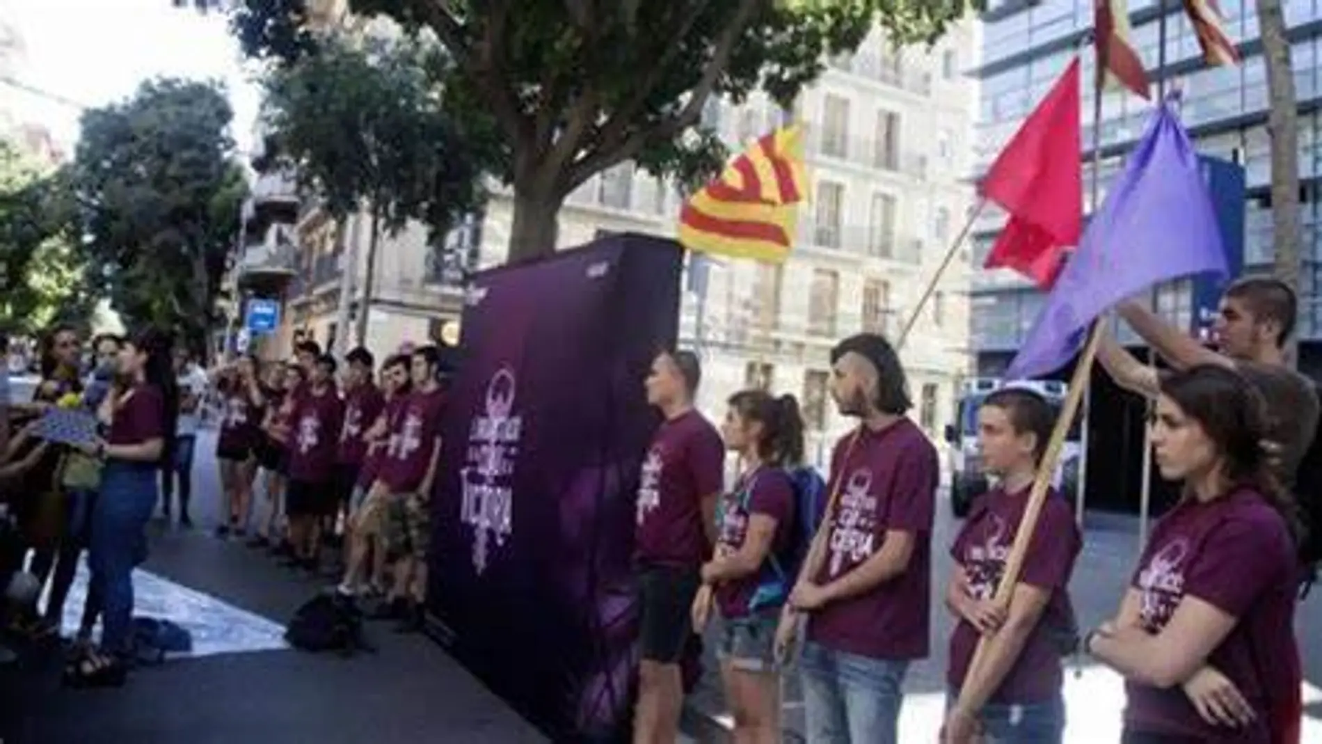 Detenidos tres militantes de Arran por dañar la fachada de la Generalitat durante la Diada