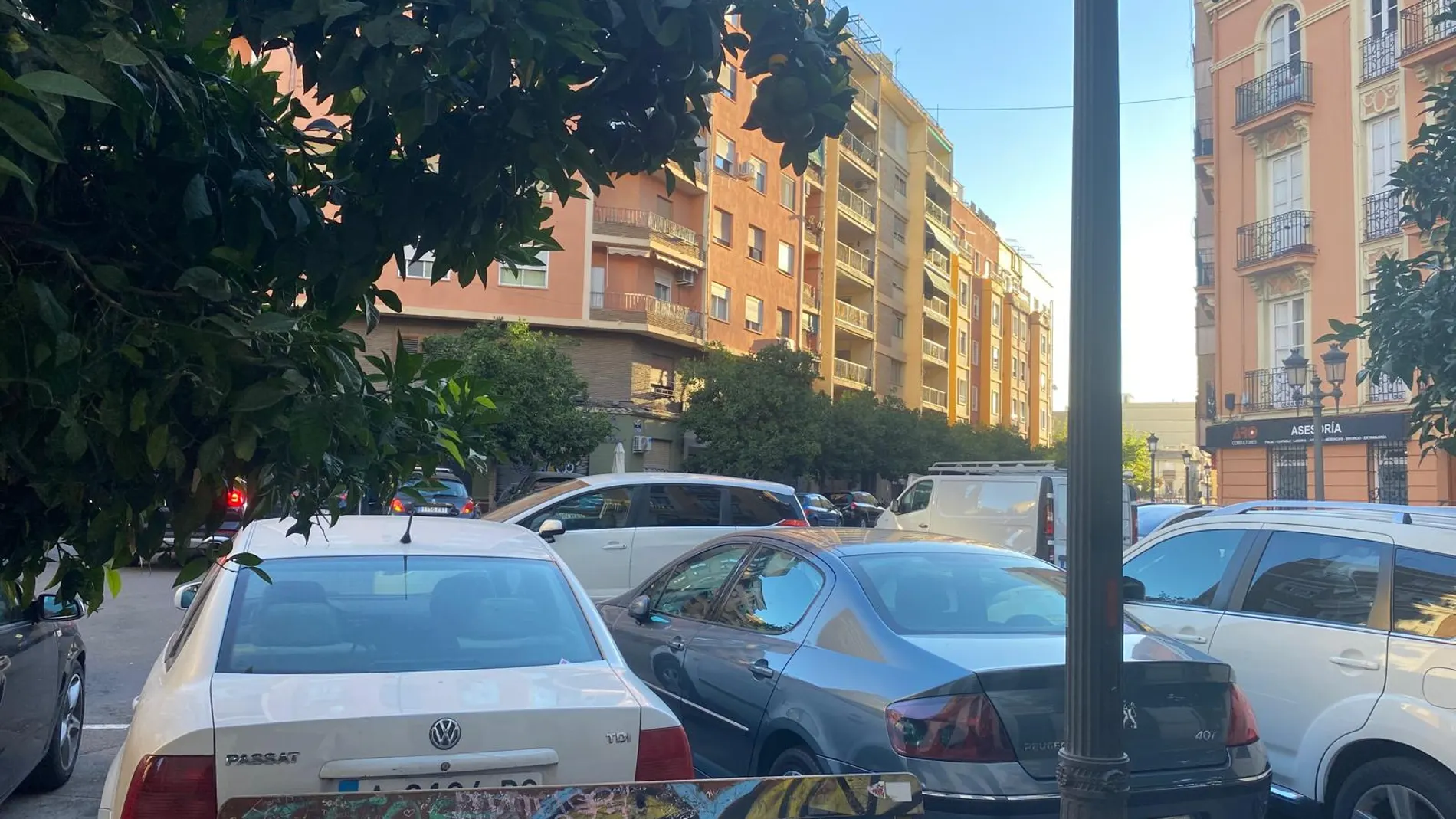 Muchos conductores utilizan esta manera para estacionar su coche aunque está prohibida