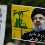 Imágenes del asesinado líder de Hizbulá Hasan Nasrala en una manifestación en Túnez