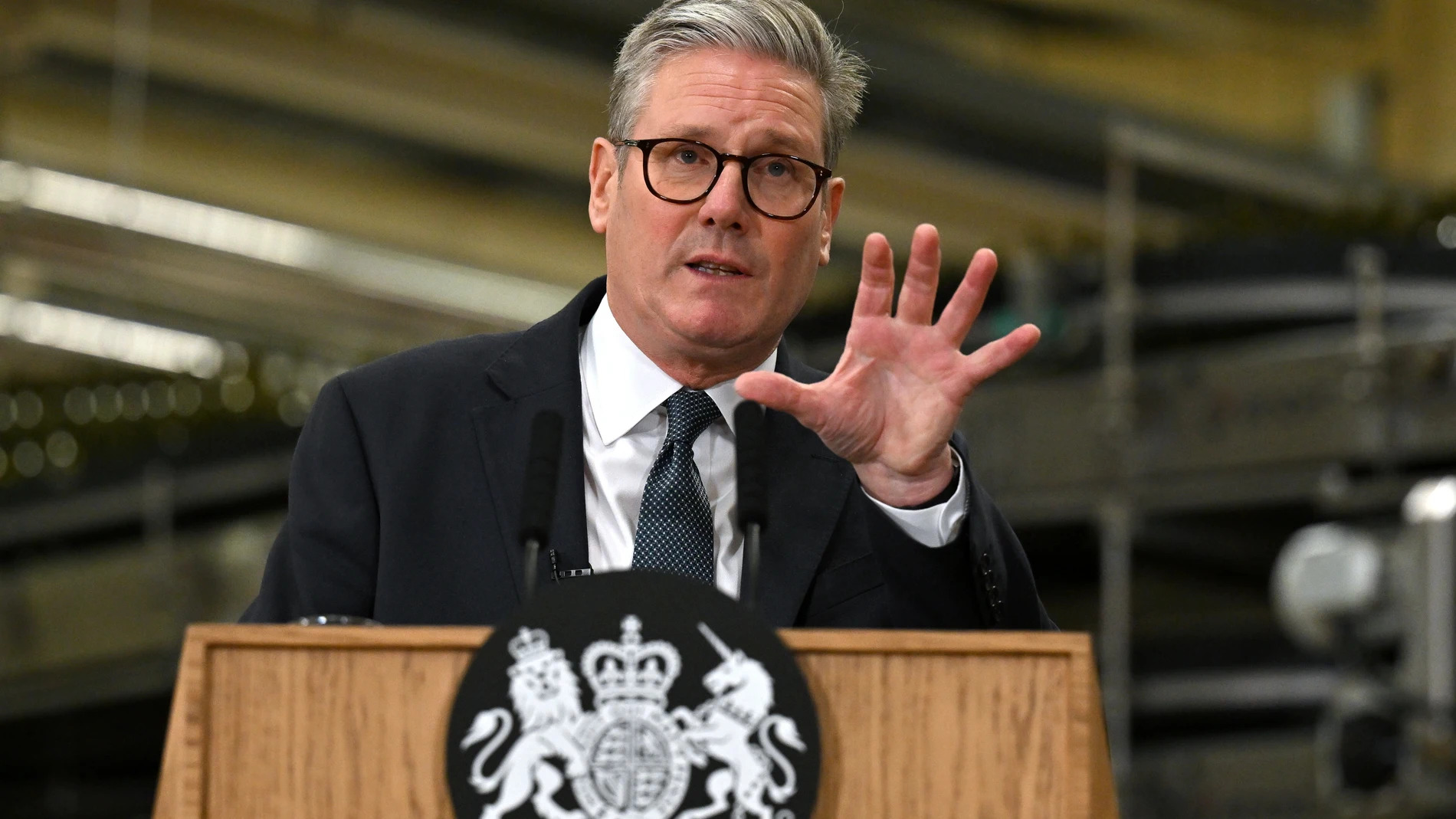 Chester (United Kingdom), 04/10/2024.- British Prime Minister Keir Starmer speaks during a visit to the Encirc Glass factory in Chester, Britain, 04 October 2024. Chancellor of the Exchequer Rachel Reeves hinted at plans that could unlock billions of pounds of investment in the climate transition and other government priorities as she promised to deliver a UK budget showing 'real ambition'. (Reino Unido) EFE/EPA/ANTHONY DEVLIN / POOL