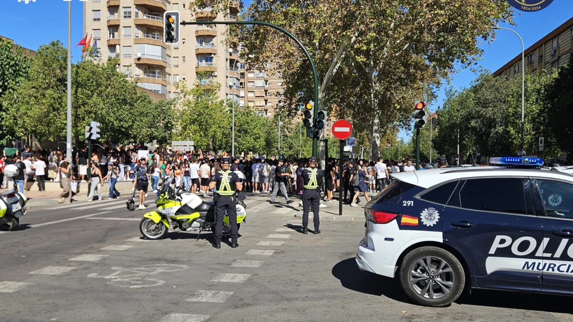 Agentes de la Policía Local de Murcia con los estudiantes manifestándose
