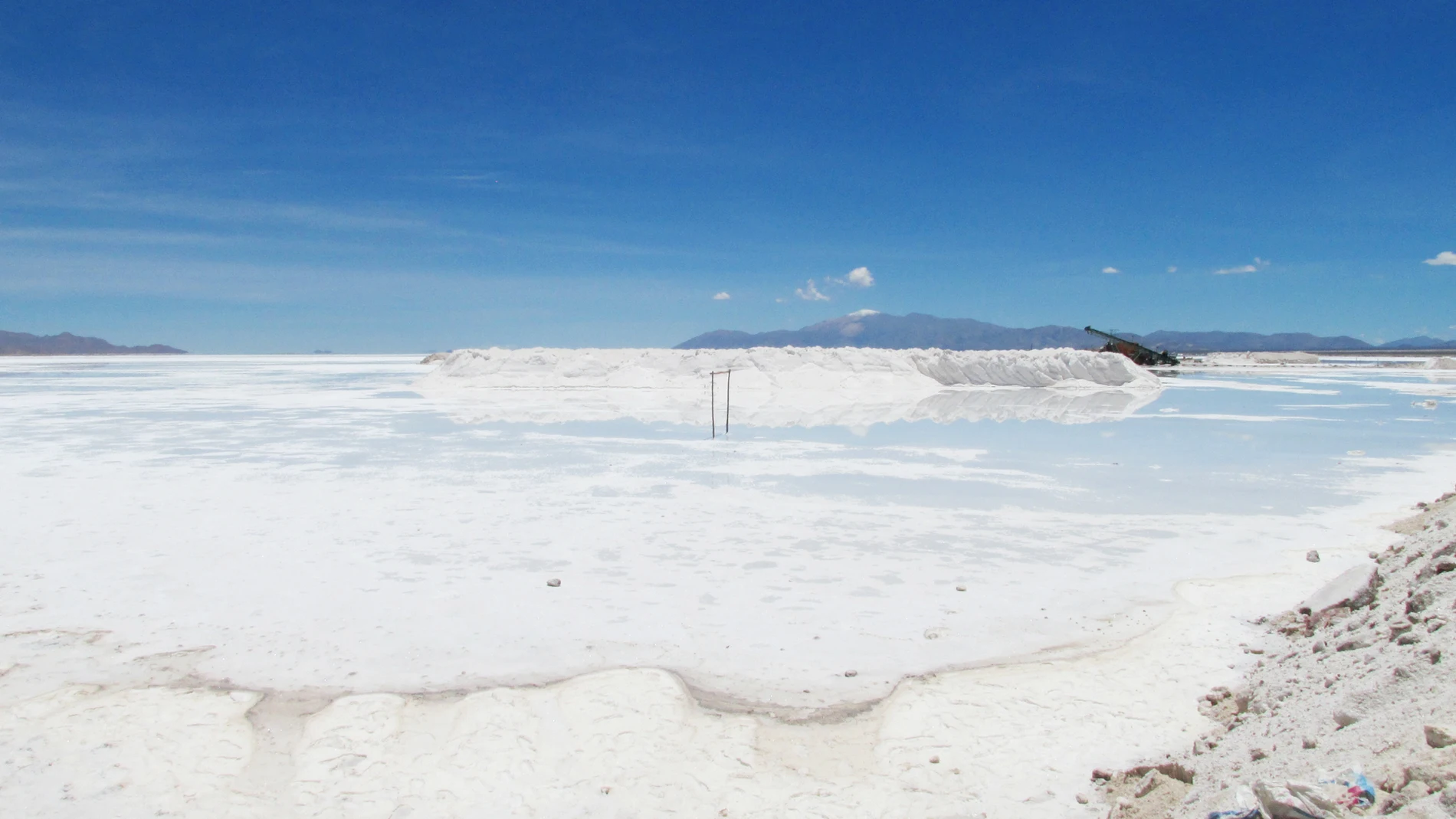 Las salinas de Uyuni poseen gran parte del litio mundial y es un atractivo impresionante gracias a la gran cantidad de sal y otros minerales como el potasio y magnesio