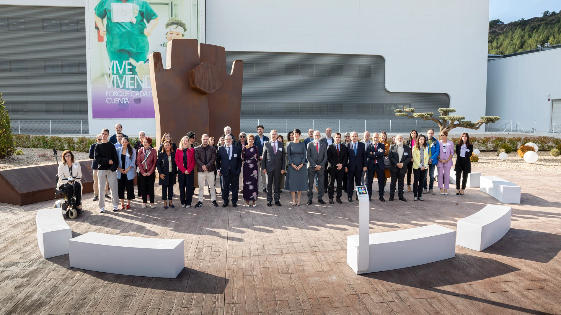 Foto de familia Inauguración Nave Neo Cinfa