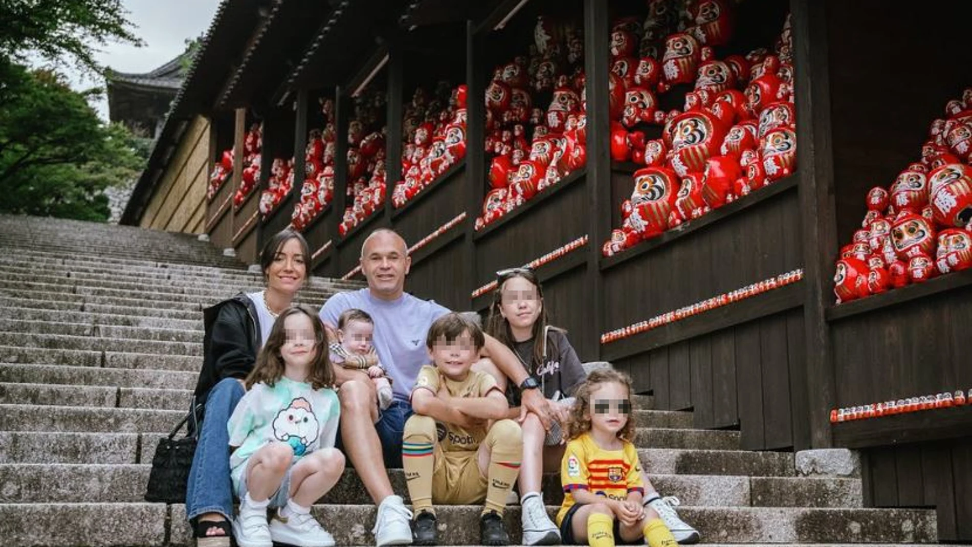Andrés Iniesta y su mujer Anna Ortiz con sus hijos en Japón.